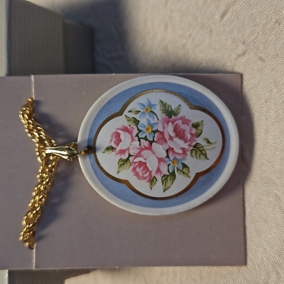 AVON Vintage Ceramic Pendant w/ 24" Gold Tone Chain in Box - Picture 2 of 7